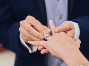 Entrega de anillos y alianzas en las bodas
