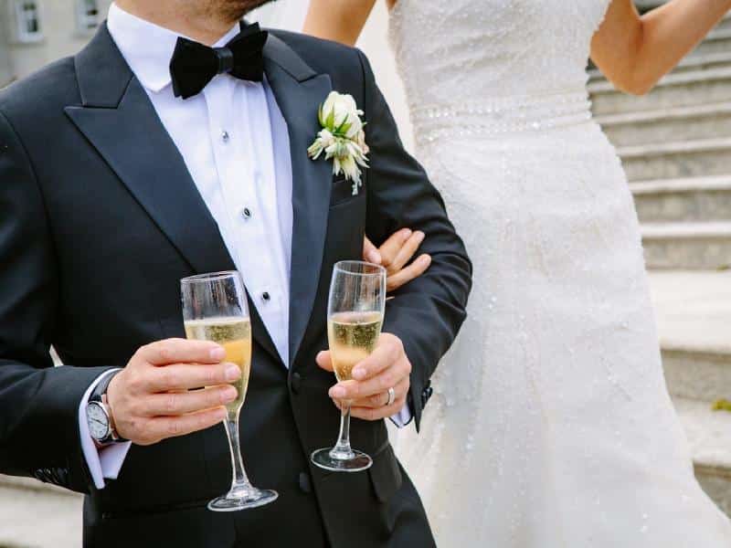 Origen del vestido blanco para la novia y traje negro para el novio