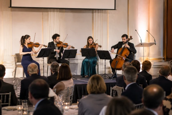 Cuarteto de músicos eGalo acompañando entrega de premios corporativos de empresa