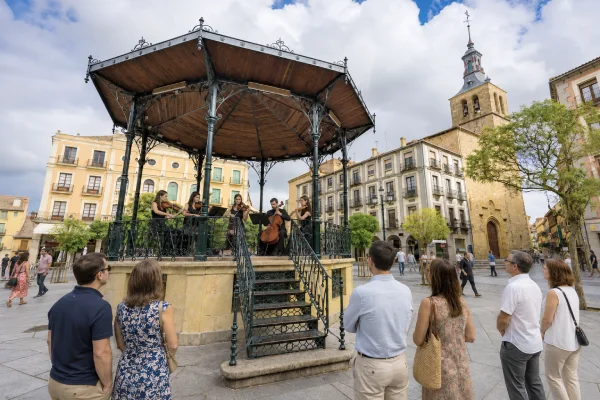 Cuarteto de eGalo interpretando música en vivo en evento en Segovia