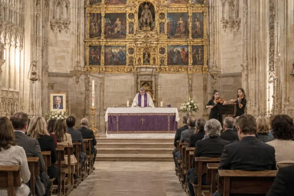 Dúo de violines de eGalo acompañando misa funeral en iglesia de Toledo