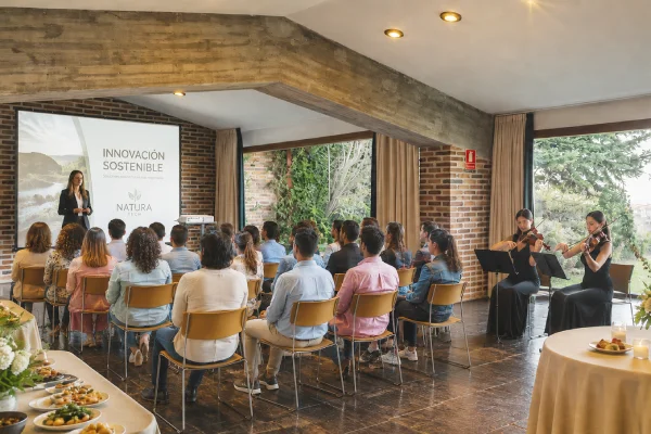 Presentación de producto en evento corporativo en Parador de Segovia amenizado con dúo de violines del Grupo eGalo
