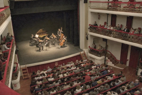Formación musical de eGalo. Sexteto de piano y voz en teatro de Segovia